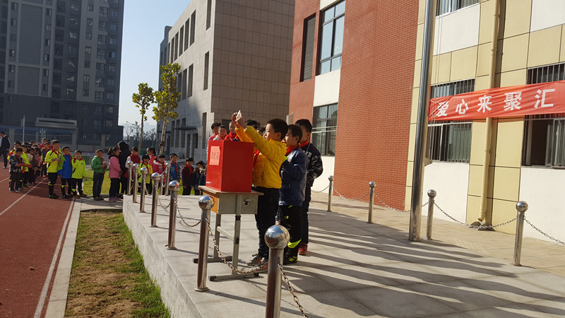 捐款學(xué)生隊(duì)伍排成一條長龍