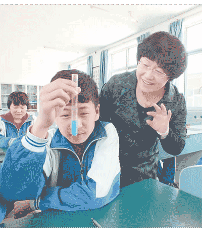 北京市密云區(qū)大城子中學(xué)，一位教師在指導(dǎo)學(xué)生做實(shí)驗(yàn)