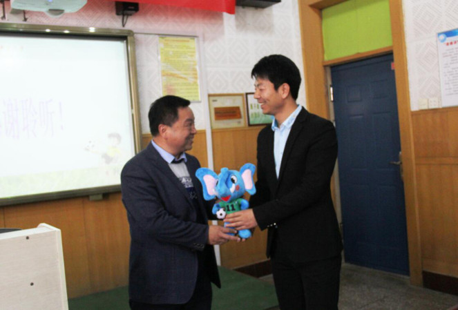 為洛陽市澗西區(qū)東方第三小學(xué)校長侯逸軒贈(zèng)送河南校園足球吉祥物樂樂