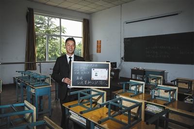 　張俊成，41歲，曾是北京大學(xué)的一名保安。1995年，通過成人高考，考上了北京大學(xué)法律系(?？?，被媒體稱為“北大保安高考第一人”，現(xiàn)為長治市一所中等職校的校長