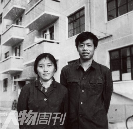 1980年，李銀河與王小波結(jié)婚時(shí)在宿舍樓下