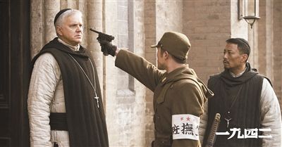 梅甘（左）、安西滿（右）與日本兵對峙的一幕。