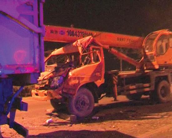 沒有駕照，還開了輛無牌吊車 能有啥結(jié)果？