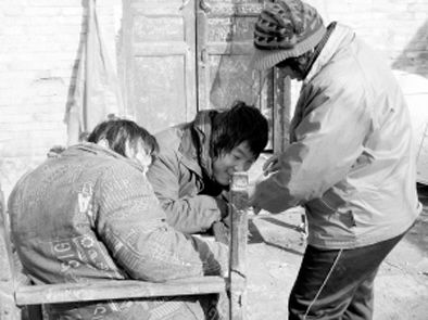 去年年初，武文英和雙胞胎腦癱兒子。圖片來源/《周口晚報》