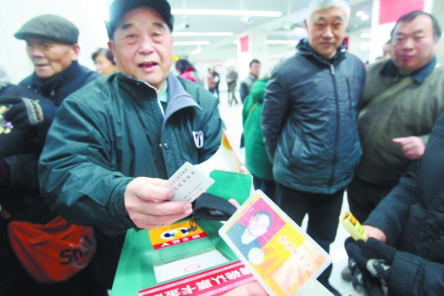 老人帶著多種證件想免費乘車，工作人員稱沒接到通知拒絕。