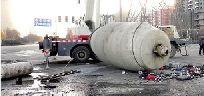 　　水泥罐車被撞得車、罐分離