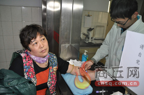 劉艷平的血樣和浙江省一位患者成功配型，1月15日下午3點(diǎn)，醫(yī)護(hù)人員正在為劉艷平再次抽取血樣