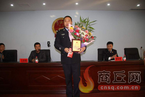 高兵雷是睢陽(yáng)區(qū)檢察院一位檢察干警，在去鄭州捐獻(xiàn)造血干細(xì)胞時(shí)，他所在的單位為他組織了熱烈的歡送儀式