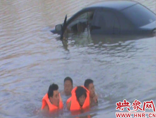 韓明、賈建峰，馮先忠三位市民奮力營(yíng)救落水者