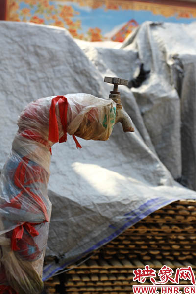 一名居民對(duì)記者說，“你擰擰水管看，俺不騙你，沒水吧？”