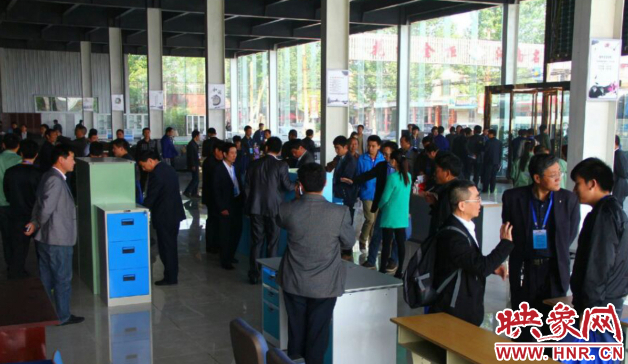 　與會人員參觀伊濱區(qū)相關產(chǎn)區(qū)