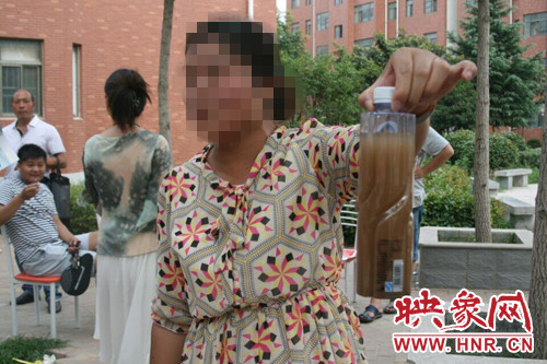 業(yè)主張女士向記者出示了一瓶從水管里接來的水。