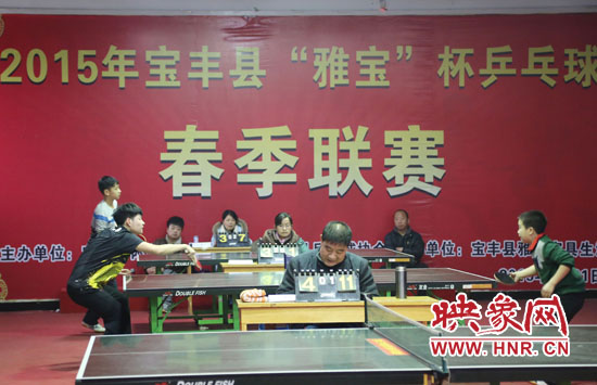 2月22日，河南省寶豐縣兩名乒乓球參賽選手在比賽中激烈角逐。