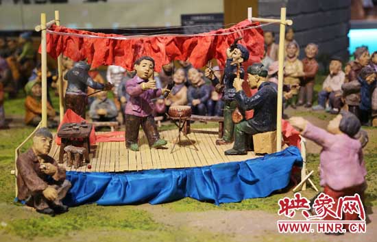 河南寶豐中華曲藝展覽館內(nèi)的說唱和聽書造型的泥塑人。（3月1日攝）