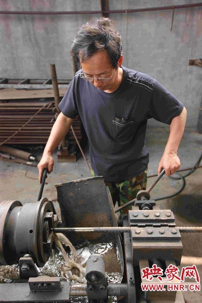 劉金玉用滾絲機(jī)對廢舊錨桿進(jìn)行最后的加工