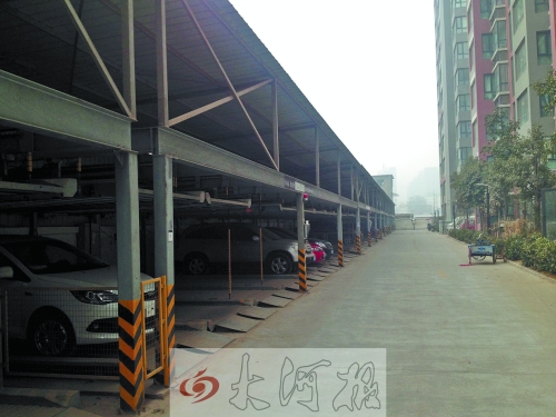 中原區(qū)新禧園小區(qū)，靠著圍墻的空地，建成兩層立體車庫(kù)。