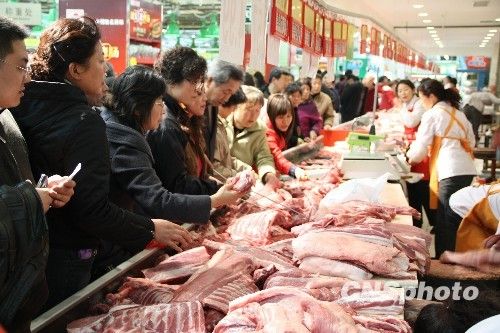 資料圖。1月份CPI等經(jīng)濟(jì)數(shù)據(jù)將于今天發(fā)布。多家機(jī)構(gòu)預(yù)計(jì)，受春節(jié)“錯(cuò)位”因素及豬肉價(jià)格回落影響，1月CPI同比漲幅在1.8%左右。從各機(jī)構(gòu)發(fā)布的報(bào)告來(lái)看，從2月開(kāi)始，CPI或?qū)⑦M(jìn)入新一輪上行周期。