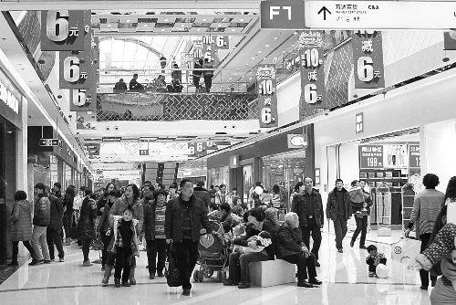  近年來，在商場“過年”成了很多市民的選擇。