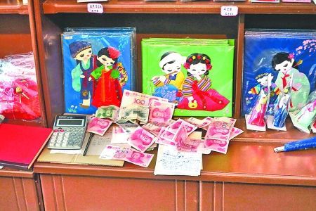 2012年6月21日，在朝鮮羅先特別市的一家商店里，柜臺上散落著一些人民幣。在朝鮮，人民幣比本國的貨幣更受歡迎。 CFP供圖