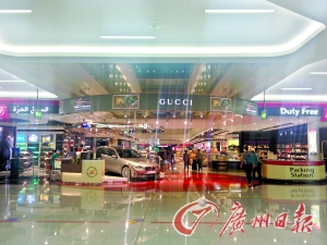 　迪拜機(jī)場的免稅店是不少人的血拼地。