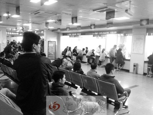 鄭州住房公積金管理中心辦事大廳，坐滿辦理業(yè)務(wù)的市民。