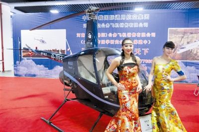 美女固然誘人，但更誘人的恐怕還是直升機(jī)