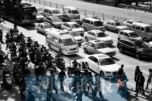 紫荊山路與商城路交叉口，見無車讓行，一輛救護車只好選擇右轉(zhuǎn)車道直行 記者 邱曉峰/攝