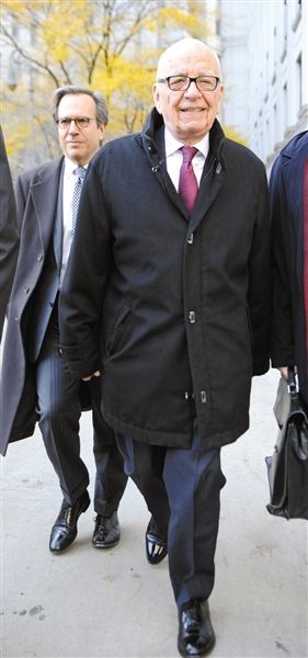 　20日，默多克走出法庭。