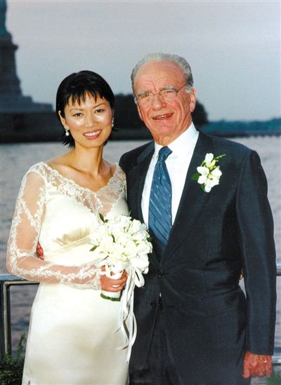 1999年6月，68歲的默多克與30歲的鄧文迪結(jié)婚。