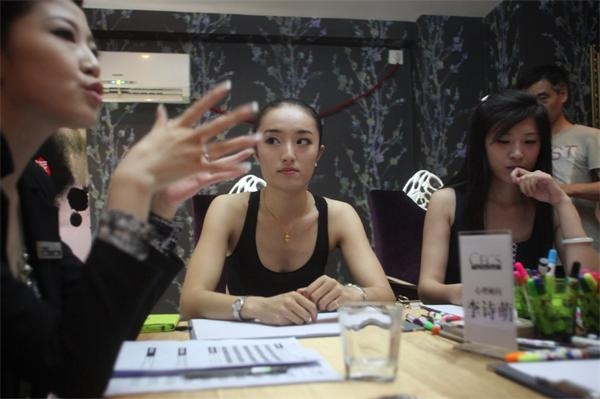 圖為參選者在等待選拔。