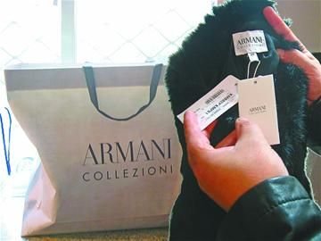 紀萬昌展示其中一件阿瑪尼女皮衣。