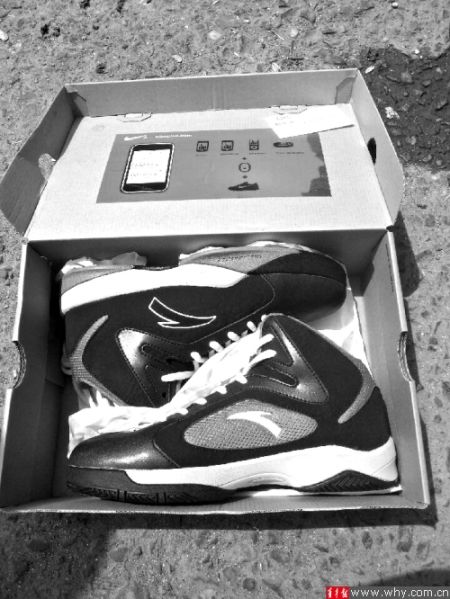 劉先生下單訂購(gòu)的運(yùn)動(dòng)鞋包裝為“耐克”，里面卻是“安踏”。 受訪(fǎng)者供圖