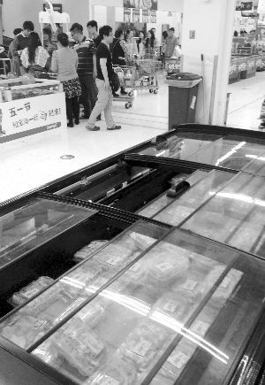 新街口某超市羊肉卷柜臺無人問津。