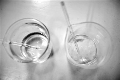 溶解檢測法中，左邊溶入真蠶絲的液體變得渾濁，完全溶解。