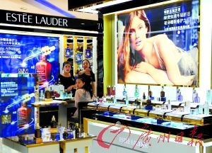 今年以來，雅詩蘭黛等大牌化妝品相繼被檢出不合格產(chǎn)品。（圖片來源：廣州日報 王燕攝）