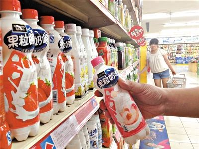 昨日，勁松京客隆超市貨架上，可口可樂果粒奶優(yōu)仍在售。可口可樂公司昨日發(fā)表聲明稱，已使用25公斤可能受到肉毒桿菌污染的乳粉，用于生產(chǎn)個別批次的美汁源果粒奶優(yōu)。新京報記者 韓萌 攝