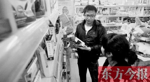 大學(xué)生創(chuàng)業(yè)孵化園內(nèi)，大學(xué)生S團(tuán)實體店的工作人員在向兩個同學(xué)推介商品