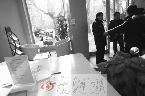 人民路上的這家商店,夜間疑被一男子隔著門縫用長竿偷走一臺蘋果ipad air。