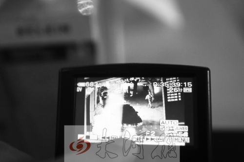 人民路上的這家商店,夜間疑被一男子隔著門縫用長竿偷走一臺蘋果ipad air。