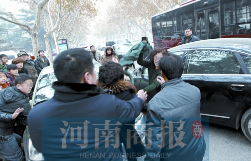 兩名女子廝打在一起，民警上前勸架