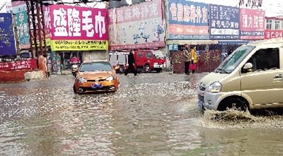 這里積水一個月不退，商戶傷透腦筋。