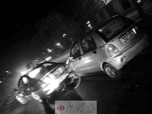 撞上出租車QQ才停下，兩車間還夾著一輛自行車。