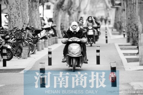 金水路防疫路附近，路樁間距很小，電動(dòng)車經(jīng)過時(shí)要很小心才能避開