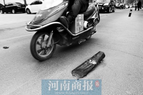 金水路上，一根路樁被撞倒