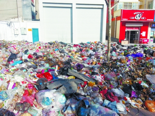 人行道上，垃圾“綿延”30來米。