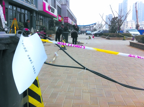 這處危險路段，從表面看沒有一點異常。但是在地面下，坍塌的大坑可裝下中巴車。