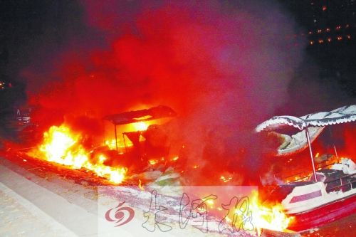 觀光船著火，火光沖天。