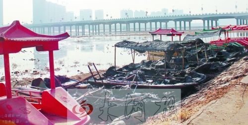 被燒毀的觀光船，殘破不堪。