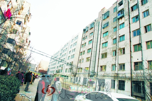 鄭州市瑞達(dá)路啟明村小區(qū)一戶居民家中（紅圈標(biāo)示處），天然氣發(fā)生爆炸。