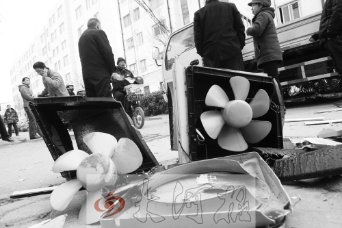 7樓一住戶家中天然氣爆炸，廚房里的排氣扇被炸得掉落地上。